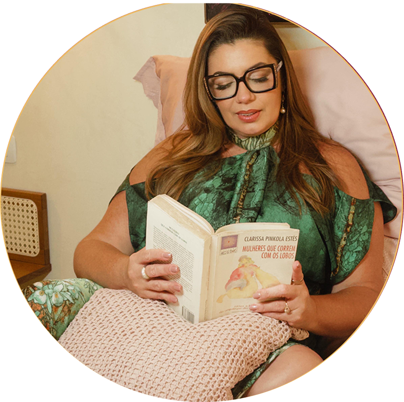 Zoelma Lima lendo um livro em um ambiente acolhedor